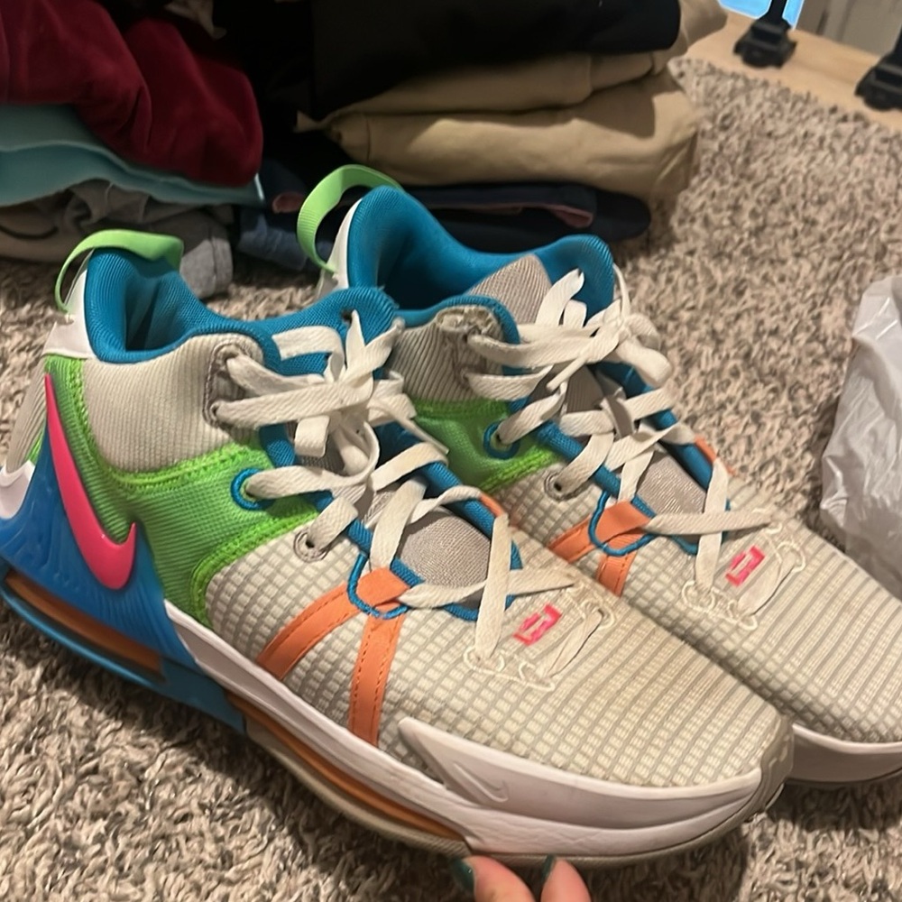 2022
LeBron Witness 7 'Grey Fog Multi-Color size 10